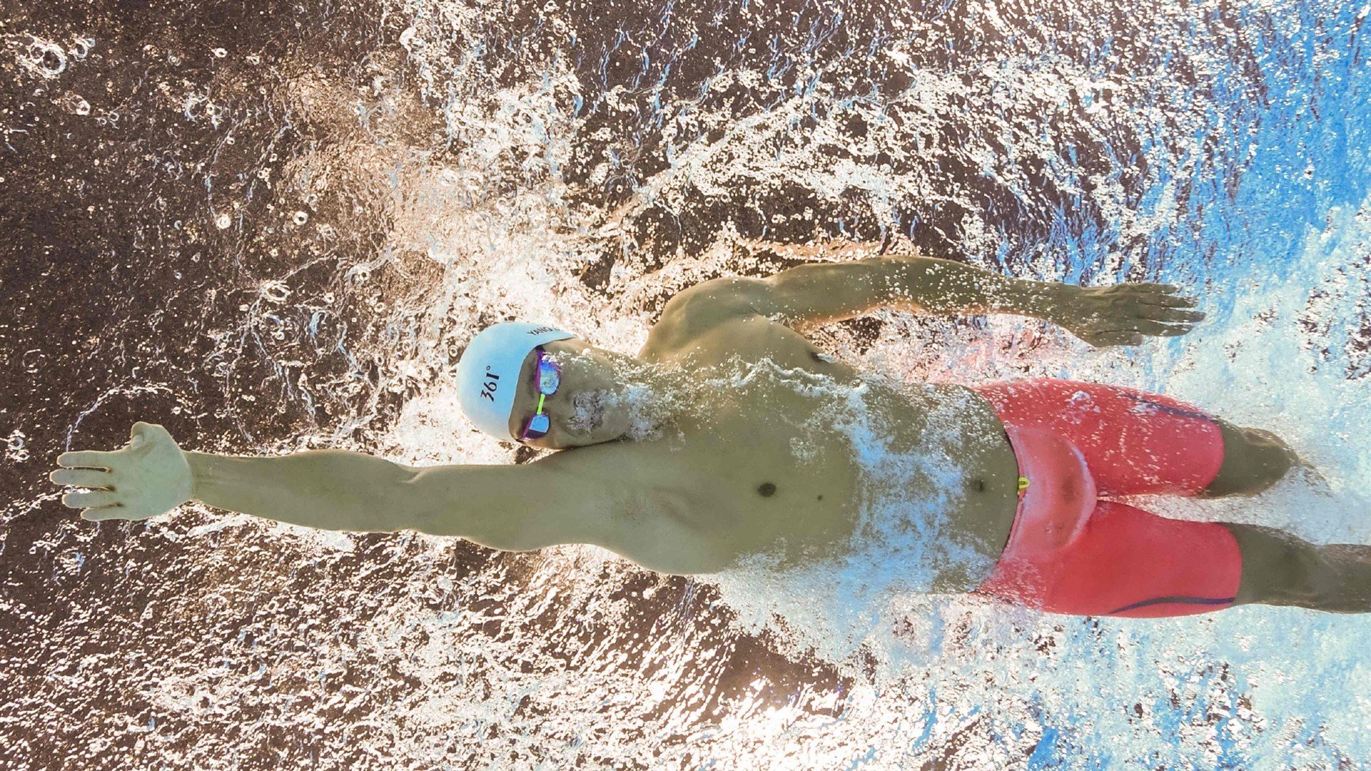 山本由伸捧冠军金杯下机!与Kike背同款37万名牌包吸睛,山本牌子